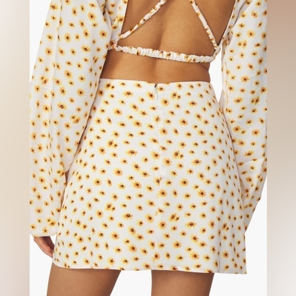 NWT Revolve WeWoreWhat Mini Slip Ditsy Daisy Skirt - Picture 2 of 8